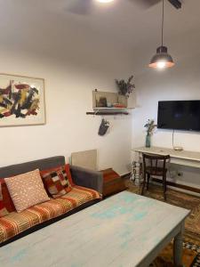 uma sala de estar com um sofá e uma mesa em La Casita de Bogado em Boulogne