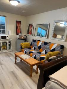 un salon avec un canapé et une table dans l'établissement West Side Grand Rapids 2 room apartment close to everything, à Grand Rapids