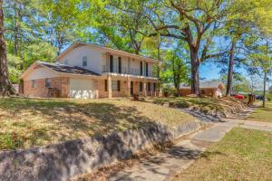una casa en una colina con árboles y una acera en Family-Friendly Home 6 Mi to Downtown Mobile!, en Mobile