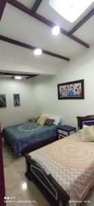 a bedroom with two beds in a room at La Casa de Filandia in Filandia