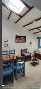 a room with a table and chairs and a bed at La Casa de Filandia in Filandia
