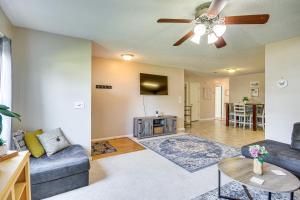 Μια τηλεόραση ή/και κέντρο ψυχαγωγίας στο Lexington Family Home about 9 Mi to Lake Murray!