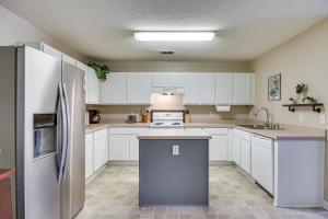 Η κουζίνα ή μικρή κουζίνα στο Lexington Family Home about 9 Mi to Lake Murray!