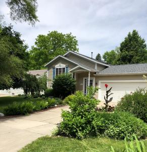 une maison avec allée dans l'établissement West Side Grand Rapids 2 room apartment close to everything, à Grand Rapids