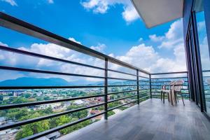 Un balcon sau o terasă la Lujoso condo y Soñada Vista a San Salvador