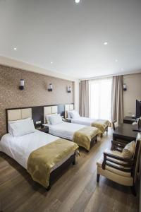 Postel nebo postele na pokoji v ubytování Tbilisi Inn