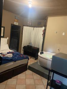 um quarto com uma cama e uma banheira em Nômades Club House em Balneário Camboriú