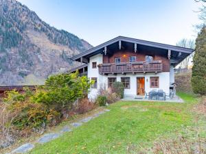 uma casa com uma varanda no topo de uma colina em Spykerhütte em Rauris