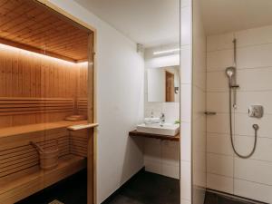 La salle de bains est pourvue d'une douche et d'un lavabo. dans l'établissement Barney M, à Rauris