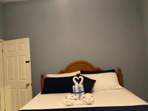 - une chambre avec un lit et des serviettes dans l'établissement A taste of Jamaica Lavern’s Place, à Ocho Rios