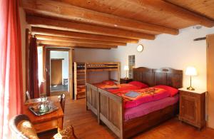 ein Schlafzimmer mit einem Bett mit einem Holzrahmen in der Unterkunft Osteria Ritrovo dei Passeggeri in SantʼAntonio
