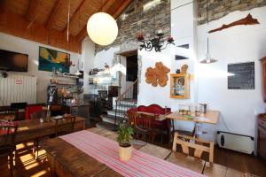 un restaurant avec une table, des chaises et un escalier dans l'établissement Osteria Ritrovo dei Passeggeri, à SantʼAntonio