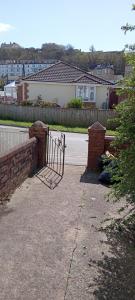 una entrada con una puerta en un patio con casas en Blue Haven, en Westward Ho