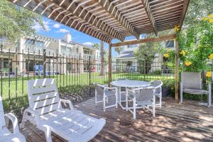 een patio met een tafel en stoelen en een pergola bij Adventure House RRYC17 in Rockport