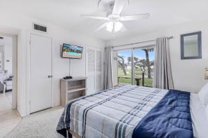 a bedroom with a bed and a ceiling fan at Adventure House RRYC17 in Rockport