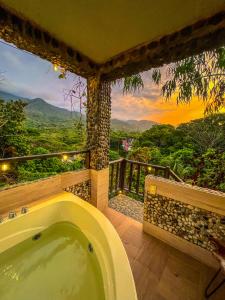 bañera en una habitación con vistas en Villa Tayrona en El Zaino