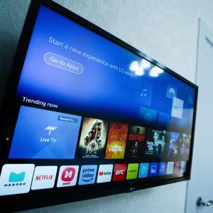 Ein Fernsehbildschirm mit einem Haufen Apps drauf. in der Unterkunft Avrasya Hotel in Baku