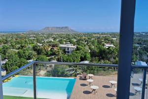 een uitzicht vanaf het balkon van een huis met een zwembad bij Appartamento Sidney in San Fernando de Monte Cristi