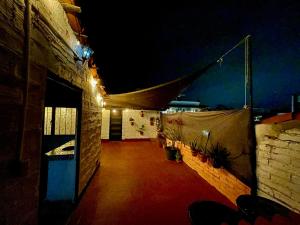 une pièce avec une tente sur le côté d'un bâtiment dans l'établissement Casa frida a 2 minutos del malecón, à Puerto Vallarta 9 autres photos