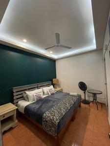 une chambre avec un lit et un mur végétal dans l'établissement Casa frida a 2 minutos del malecón, à Puerto Vallarta