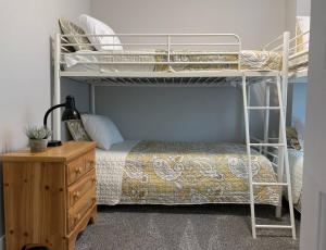 Krevet ili kreveti na sprat u jedinici u okviru objekta Rooms with a Mountain View