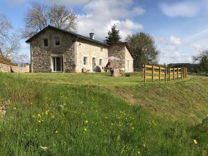 an old stone house in a field of grass at Charmante maison en pierre près du Lac de Lavalette, idéale pour randos, nature et détente totale - FR-1-582-43 in Saint-Jeures