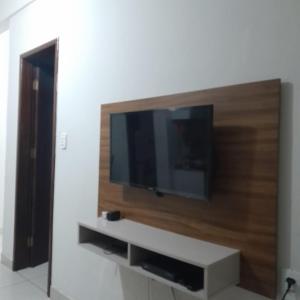 Elle comprend une télévision murale à écran plat. dans l'établissement Apartamento Inteiro Iguaçu Ipatinga, à Ipatinga