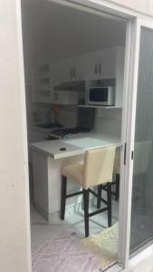 a kitchen with a counter and a table and chairs at Loft, Departamento Con cocina, Súper Lujo, Cuarzo in Monterrey