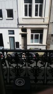 d'un balcon avec vue sur le bâtiment. dans l'établissement Ana habitación privada, à Anvers