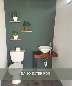 uma casa de banho com um WC branco e um lavatório. em Casa Wadara em La Mira