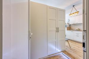 cocina con armarios blancos y puerta de cristal en Apartments with a parking space Delnice, Gorski kotar - 23045, en Delnice