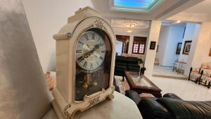 Area soggiorno di Spacious Harhoura Villa: Perfect for Families (5min to Beach)