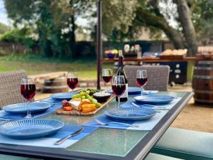 einen Tisch mit Teller mit Speisen und Gläsern Wein in der Unterkunft Charming dog-friendly home next to regional park in Sebastopol