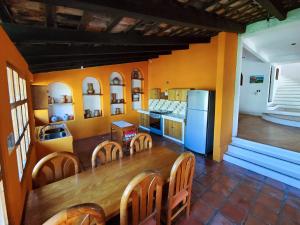 eine Küche und ein Esszimmer mit einem Tisch und Stühlen in der Unterkunft Villa Casalet in Puerto Escondido