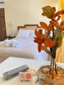 Un pat sau paturi într-o cameră la YARAVI Hostal Restaurante