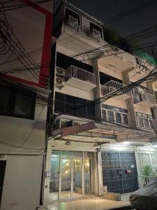 Um edifício com muitos fios à frente. em MAXi MaMa House em Bangkok