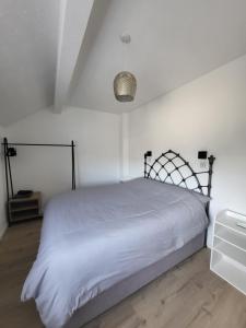 - une chambre avec un lit blanc et une lampe dans l'établissement Fern House - free off road parking included, à Buxton