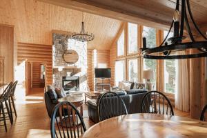 ein Wohnzimmer mit einem Sofa und einem Kamin in der Unterkunft Fiddler Lake Resort Chalet 47 Deer in Mille-Isles