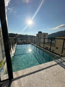 uma piscina no telhado de um edifício em Studio central com lazer e spa em Poços de Caldas