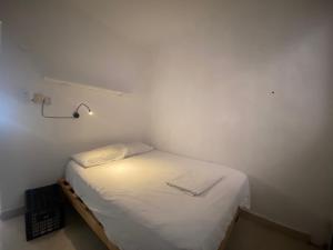 Letto o letti in una camera di The Hostal Inn