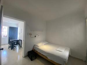 Letto o letti in una camera di The Hostal Inn
