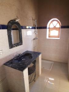 y baño con lavabo y espejo. en Auberge De Charme Les Dunes D´Or, en Merzouga