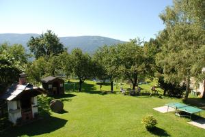 a park with a dog house and a picnic table at Ferienwohnung Lahnerhof in Arriach