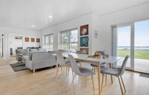 ein Esszimmer und ein Wohnzimmer mit einem Tisch und Stühlen in der Unterkunft Stunning Home In Holbk With Kitchen in Holbæk