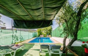 una piscina con sillas junto a una valla en Nice Home In Alcala La Real With Kitchen, en Alcalá la Real