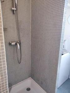 ein Bad mit Dusche und WC in der Unterkunft Cocon urbain aux portes de Paris/parc Montsouris in Montrouge