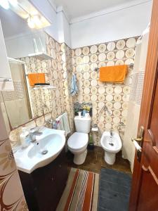 uma casa de banho com um WC e um lavatório em Quarto de Casal Acolhedor em Laranjeira