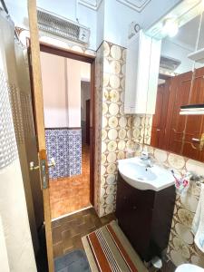 uma casa de banho com um lavatório e um chuveiro em Quarto de Casal Acolhedor em Laranjeira
