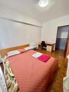 Quarto de Casal Acolhedor في Laranjeira: غرفة نوم بسرير كبير مع لحاف احمر