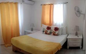 Een bed of bedden in een kamer bij Hostal Palmas De Punta Cana